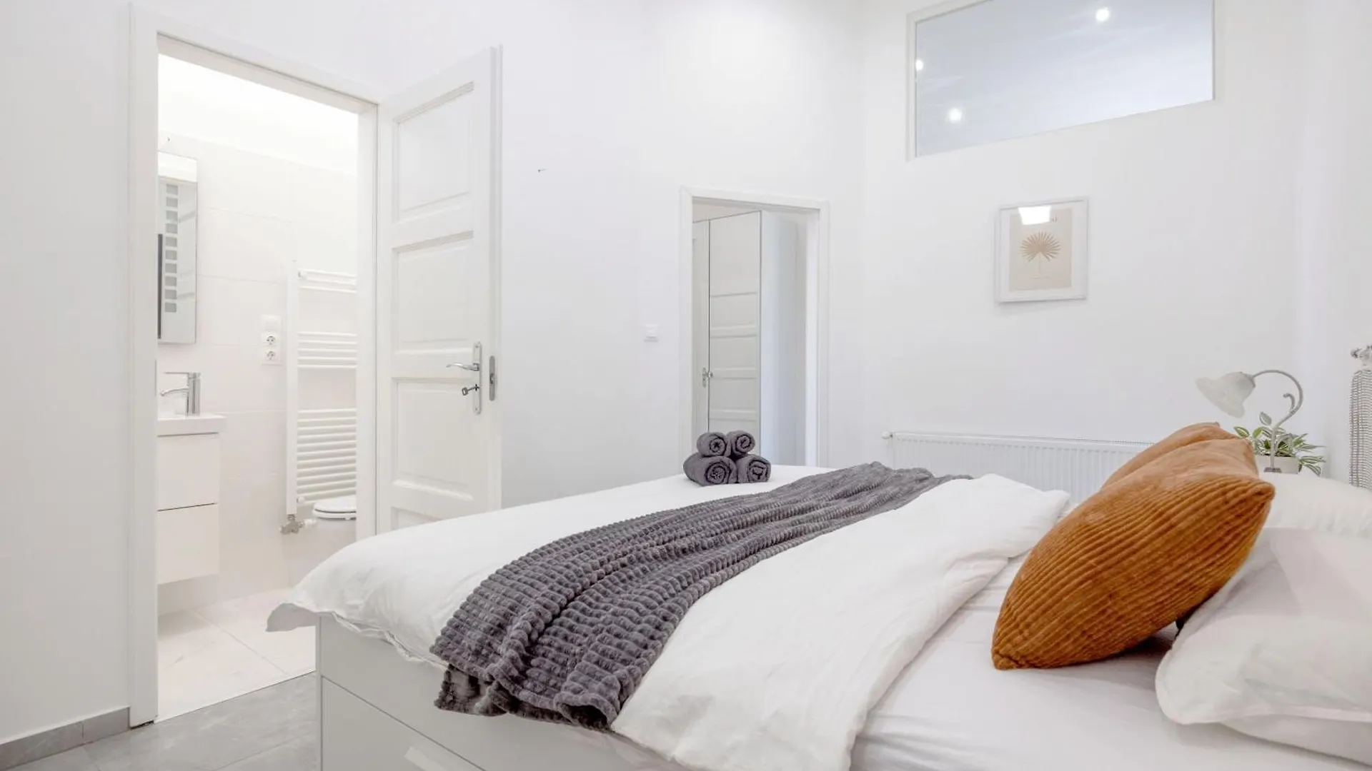 Apartment Walk To Vaci Street - Live In Lux Designer Apt Budapest