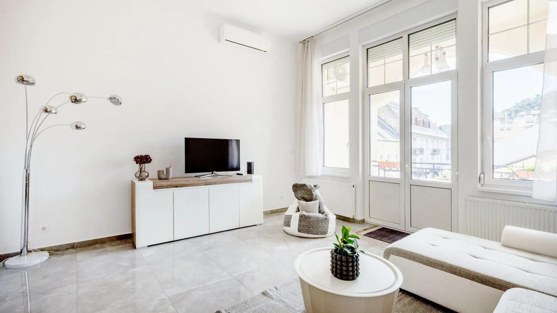 Apartment Walk To Vaci Street - Live In Lux Designer Apt Budapest